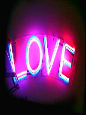 palabra Love en neon