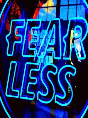palabra Fear less en neon