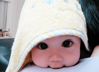 Bonito bebe coreano con ojos de mirada tierna